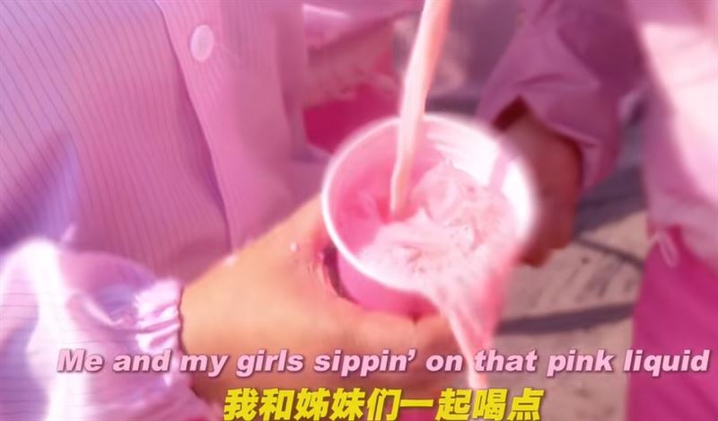桂香阿姨邊甩手邊拍打液體，伴隨口號「我和姊妹一起喝點粉色的液體」，搭配誇張表情與滑稽舞步，整支影片充滿娛樂感與反差萌。（圖／翻攝自guixiang84 TikTok）