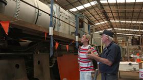 莊凱勛(左)搭乘澳洲兩列車，體驗南方海灣風光與品嘗在地農特產。（圖／公共電視、新傳媒提供）