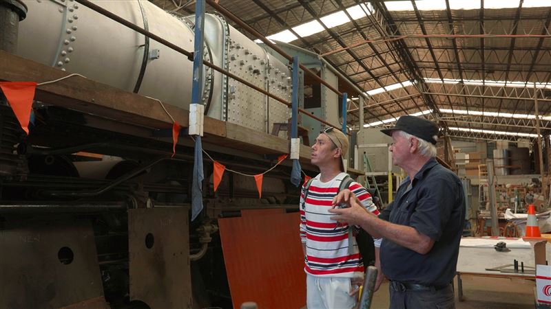 莊凱勛(左)搭乘澳洲兩列車，體驗南方海灣風光與品嘗在地農特產。（圖／公共電視、新傳媒提供）