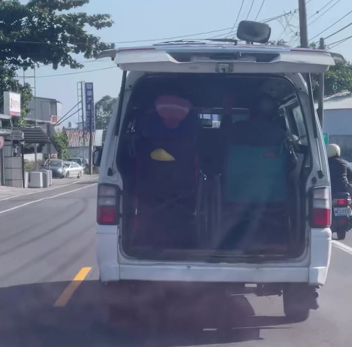 一輛康復巴士後門沒關，車內還有2名坐著輪椅的長者。（圖／翻攝自Threads@jin_geng）