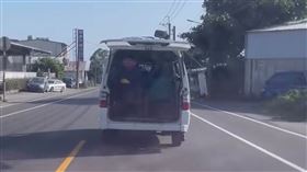 一輛康復巴士後門沒關，車內還有2名坐著輪椅的長者。（圖／翻攝自Threads@jin_geng）