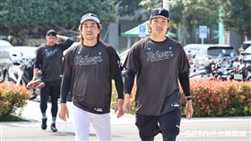 經典賽台灣隊集訓，投手教練林岳平和古林睿煬交談。（圖／記者劉彥池攝影）