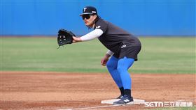 經典賽台灣隊集訓，張育成練習一壘守備。（圖／記者劉彥池攝影）