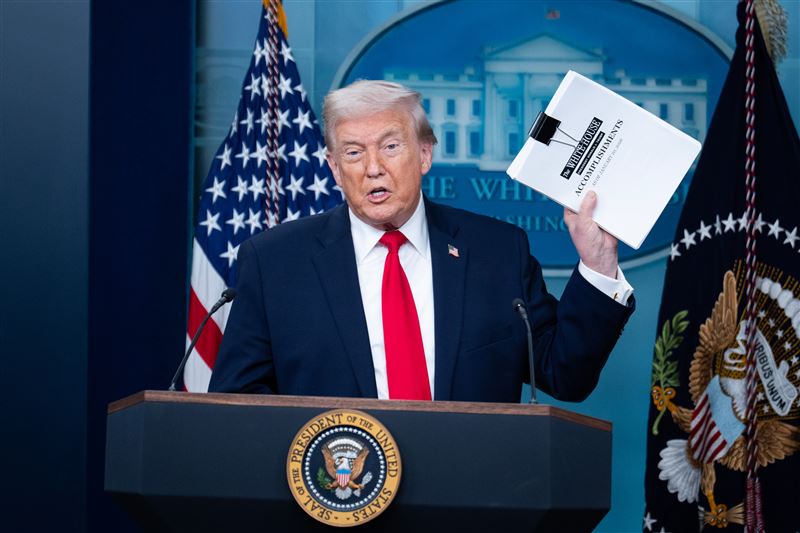 川普說，文件上的長尾夾差點夾斷他手指，但即便如此，他也不會喊痛。（圖／美聯社／達志影像）