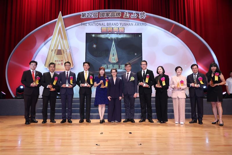 愛妮雅榮獲第22屆玉山獎最佳產品以及傑出企業獎。（圖／愛妮雅提供）