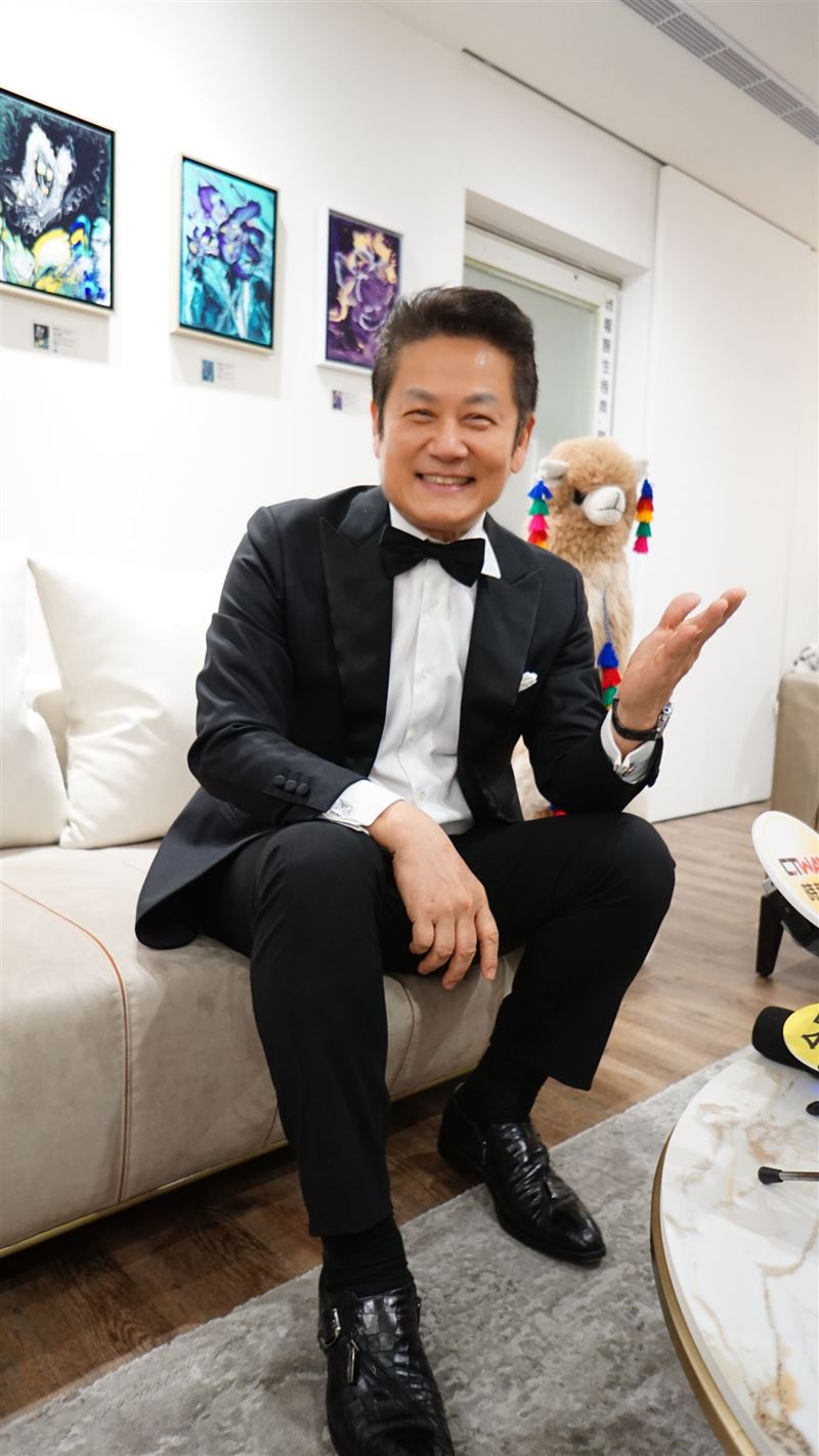 徐乃麟非常照顧母親。（圖／記者鍾智凱攝影）