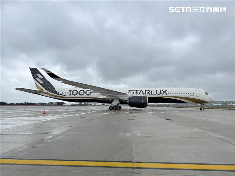 星宇航空A350-1000今日在臨時過夜停機坪進行試拖機作業。（圖／記者李育道攝影）