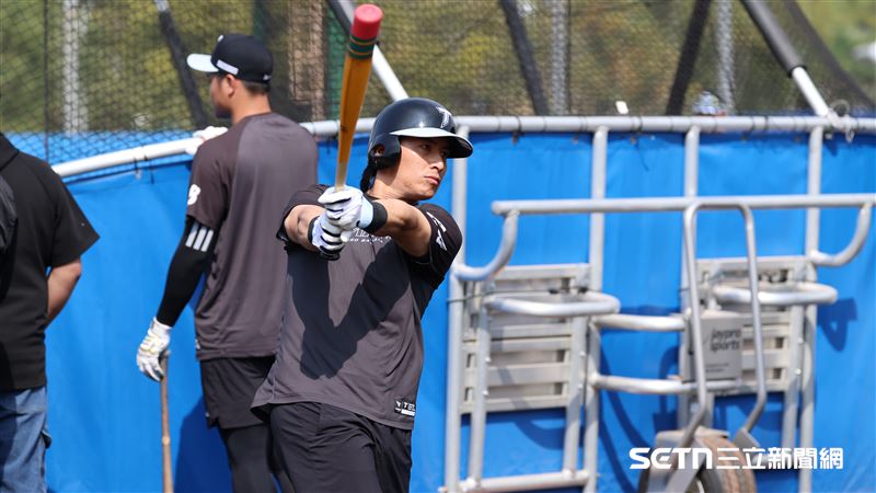 經典賽台灣隊集訓，陳傑憲打擊練習。（圖／記者劉彥池攝影）