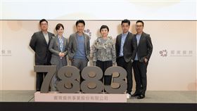 饗賓集團預計於1月23日正式登錄興櫃，主辦券商為元大證券，正式跨入資本市場新里程碑。圖為饗賓集團董事長暨總經理陳毅航（左三）、副董事長陳涵菁（右三），由右至左為稽核室執行副總王禹軒、人資長暨副發言人周志豪、體驗價值策略本部副總暨發言人許瀚云以及財務長李世強。(圖/饗賓集團提供)
