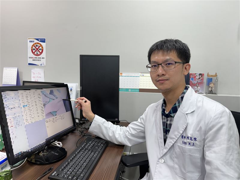 中年男關節冒出痛風石，壓到無名指與小指神經造成嚴重手麻，醫師利用微創手術清出5公分痛風石。（圖／長安醫院提供）