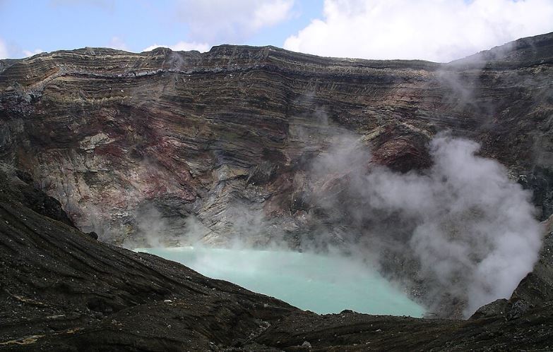 阿蘇山直升機失聯震撼台灣　熊本外國客三成是台人。（圖／翻攝自維基百科）
