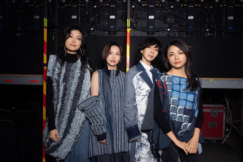 「萬芳和壯女們」王榆鈞（左起）、楊庭禎、萬芳、賴雅芳開唱。（圖／Legacy Taipei、原點概念提供）