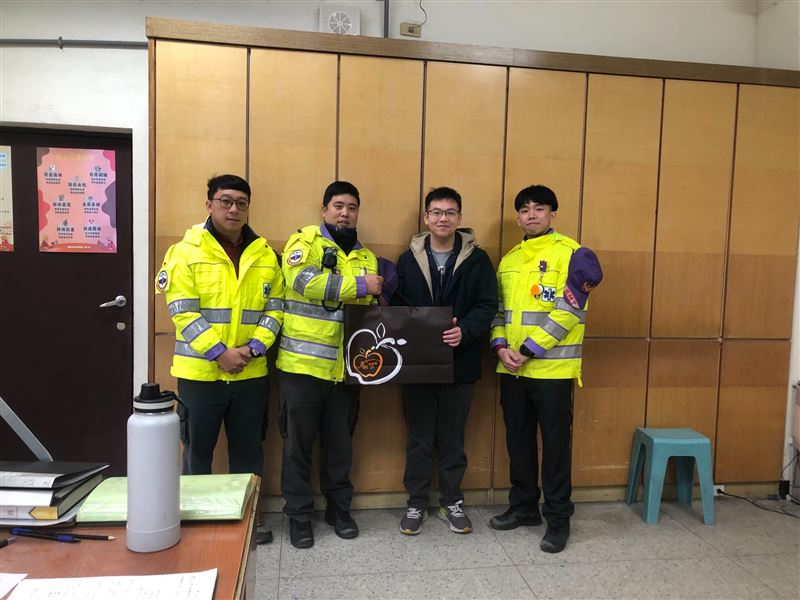 成功救回工廠OHCA男子！謝男也於今日親自前往竹圍分隊表達致謝。（圖／桃園電子報提供）