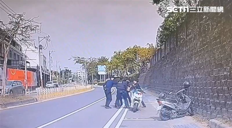 台南一名33歲汪姓男子吸毒出現怪異行徑，目擊者報案警方獲報到場。（圖／翻攝畫面）