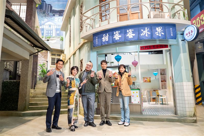 （左起）夏靖庭、嚴正嵐、導演葉天倫、侯彥西、柯素雲出席《大愛街二巷》記者會。（圖／大愛電視提供）