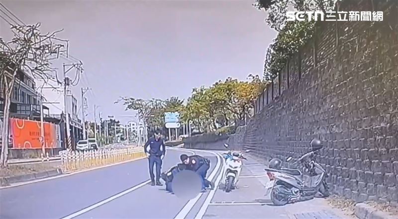 汪姓男子被員警壓制在地。（圖／翻攝畫面）