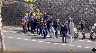 新／台南2警遭攻擊！男街邊狂抖張嘴狂咬