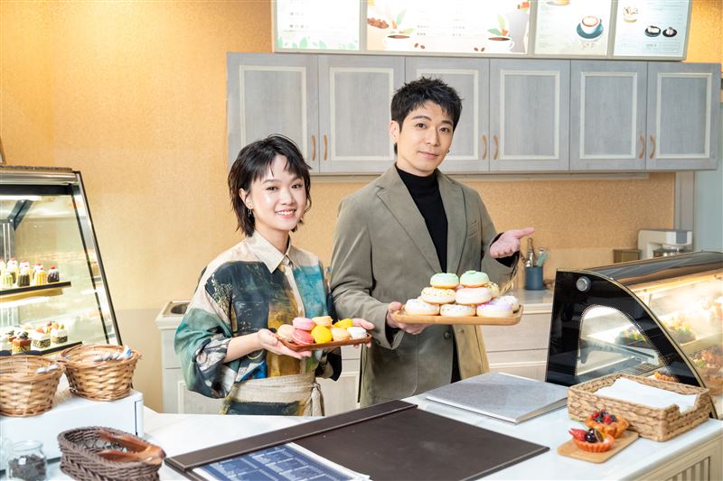 侯彥西（右）認愛小4歲圈外女友。（圖／大愛電視提供）