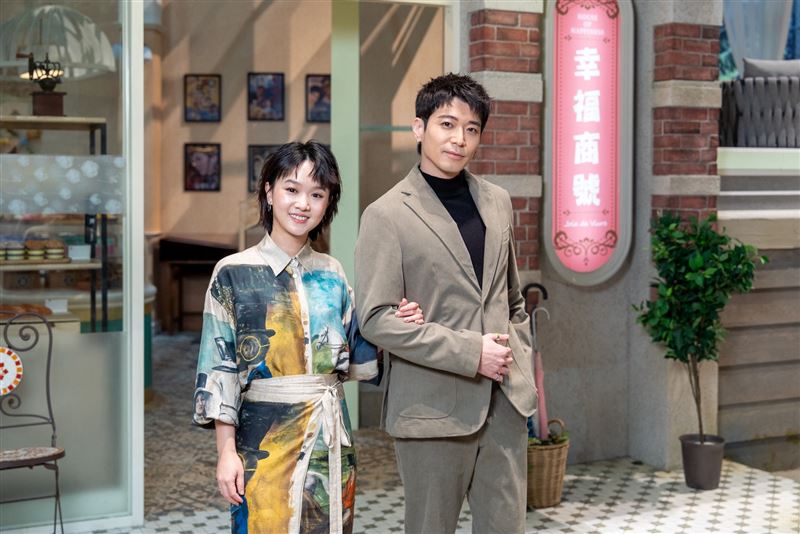 侯彥西劇中和嚴正嵐（左）飾演夫妻，現實生活中自認像小孩，不打算結婚。（圖／大愛電視提供）