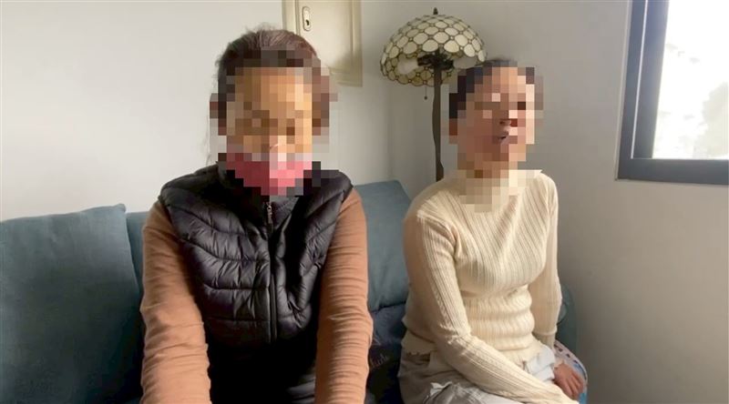 張姓婦人媳婦（右）支持先生的做法，希望在過年前讓5名失蹤者都回到家人身邊。（圖／記者呂彥攝影）