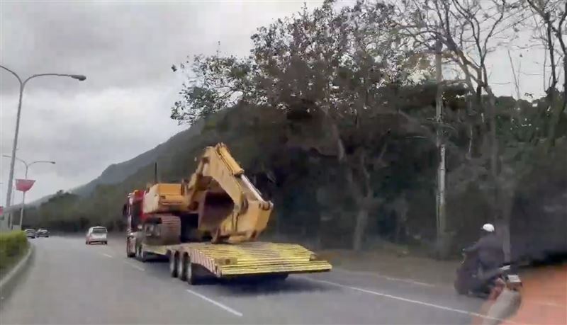 載運挖土機的拖板車開了6小時才抵達。（圖／啟德重機公司提供）