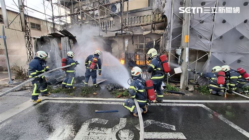 彰化竹塘鄉瓦斯行火警，大火延燒至隔壁鐵皮倉庫，火勢驚人。（圖／翻攝畫面）
