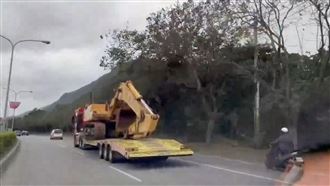 兒花光積蓄尋母屍　吊車大王的車到了