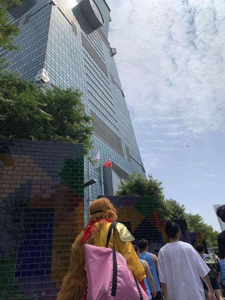 獨家曝光！國際權威TWA行事曆洩天機，2026台北101垂直馬拉松預定5月9日登場。這項挑戰需攀爬2046階，難度極高常引發「101咳」，名額往往秒殺。雖台北101官方尚未證實，但想挑戰極限者務必鎖定消息，以免錯失這場一年一度的垂直試煉。（圖／記者師瑞德攝影）