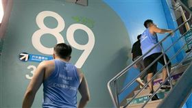 獨家曝光！國際權威TWA行事曆洩天機，2026台北101垂直馬拉松預定5月9日登場。這項挑戰需攀爬2046階，難度極高常引發「101咳」，名額往往秒殺。雖台北101官方尚未證實，但想挑戰極限者務必鎖定消息，以免錯失這場一年一度的垂直試煉。（圖／記者師瑞德攝影）