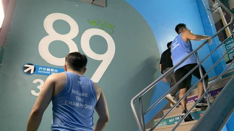 獨家曝光！國際權威TWA行事曆洩天機，2026台北101垂直馬拉松預定5月9日登場。這項挑戰需攀爬2046階，難度極高常引發「101咳」，名額往往秒殺。雖台北101官方尚未證實，但想挑戰極限者務必鎖定消息，以免錯失這場一年一度的垂直試煉。（圖／記者師瑞德攝影）