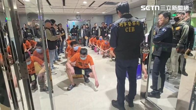 四海幫海森堂成員赴菲律賓設立詐騙機房遭逮遣返。(圖/翻攝畫面)