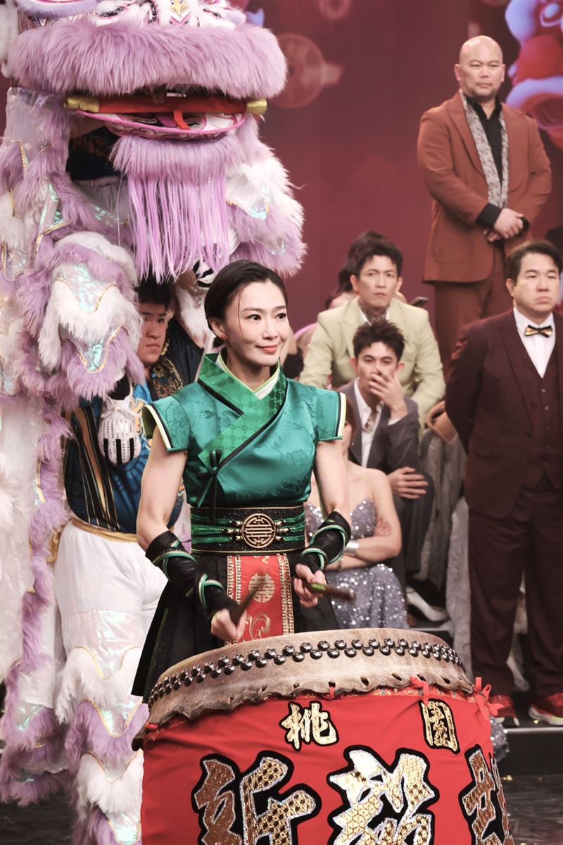 侯怡君用心準備服裝。(圖／民視提供）