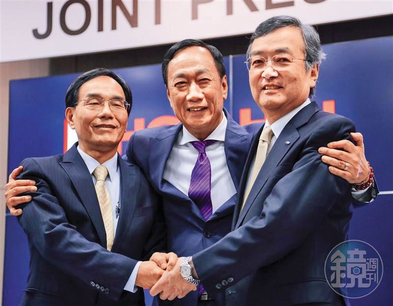 鴻海集團創辦人郭台銘（中）這次真的被心腹重臣戴正吳（左）告上法庭。（本刊資料照）