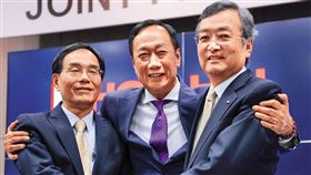 鴻海集團創辦人郭台銘（中）這次真的被心腹重臣戴正吳（左）告上法庭。（本刊資料照）