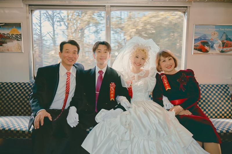 陳漢典、Lulu（黃路梓茵）去日本拍婚紗，邀請父母一家四口合影。（圖／翻攝自IG @sunnygirl800424）