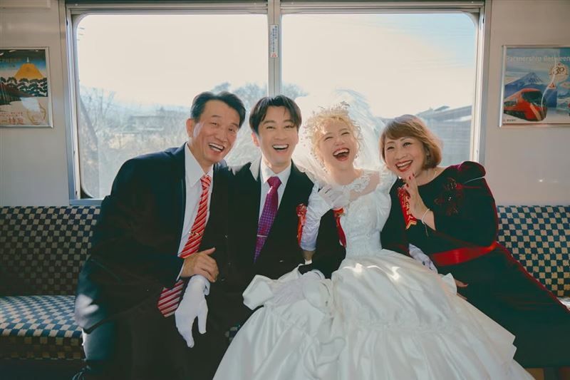 陳漢典、Lulu（黃路梓茵）去日本拍婚紗，邀請父母一家四口合影。（圖／翻攝自IG @sunnygirl800424）