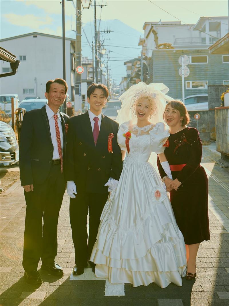 陳漢典、Lulu（黃路梓茵）去日本拍婚紗，邀請父母一家四口合影。（圖／翻攝自IG @sunnygirl800424）