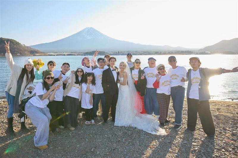 陳漢典、Lulu（黃路梓茵）與家人好友合照。（圖／翻攝自IG @sunnygirl800424）