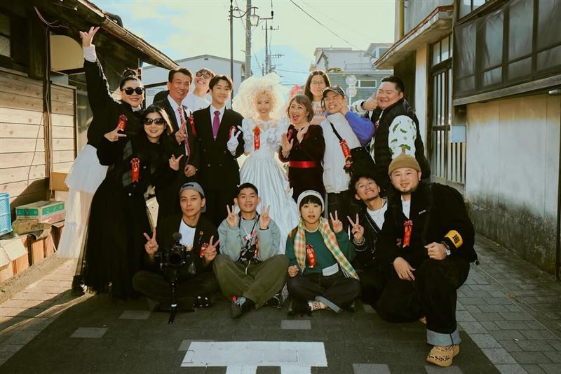 陳漢典、Lulu（黃路梓茵）與家人好友合照。（圖／翻攝自IG @sunnygirl800424）