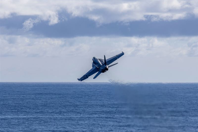 隸屬第151攻擊戰鬥機中隊（VFA-151）的一架F/A-18E「超級大黃蜂」戰機，自林肯號航空母艦在太平洋海域起飛，強化美軍於印太地區的前沿部署海軍航空戰力與整體戰備態勢。（圖／翻攝自X平台 @INDOPACOM）