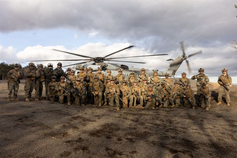 美國海軍陸戰隊第3陸戰師（3d Marine Division）的陸戰隊員，於日本富士營區執行「富士毒蛇 26.2」（Fuji Viper 26.2）演習期間實施傷患後送（CASEVAC）操演，整合航空與地面部隊，強化第一島鏈範圍內的醫療應變能力與聯合作戰戰備。（圖／翻攝自X平台 @INDOPACOM）