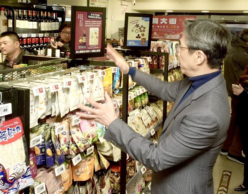 電子紙看板亦成為全新的數位導購與廣告版位，可讓供應商做即時內容推播，強化商品曝光度與銷售連動效果。（圖／三商家購提供）