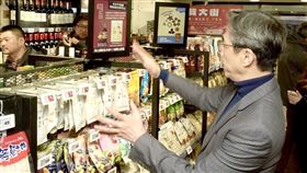 電子紙看板亦成為全新的數位導購與廣告版位，可讓供應商做即時內容推播，強化商品曝光度與銷售連動效果。（圖／三商家購提供） 