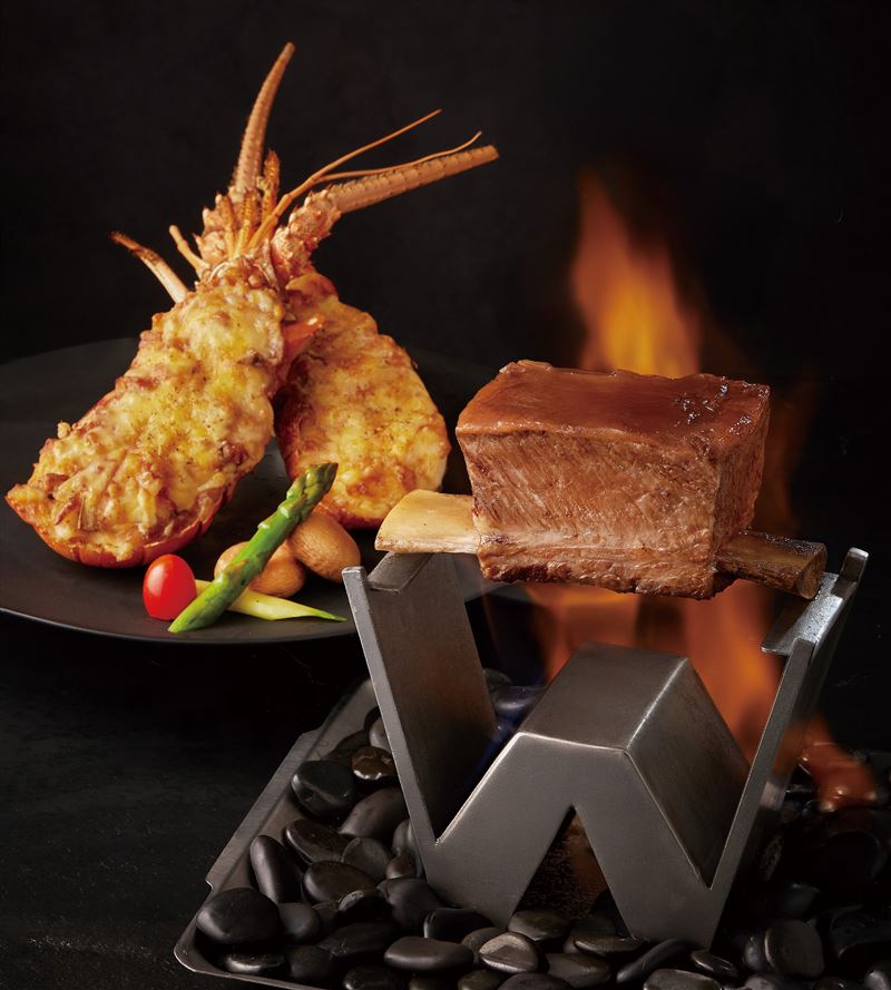 王品牛排「烈焰王品牛小排佐法式焗龍蝦」有主廚桌邊秀。(圖／王品牛排提供）