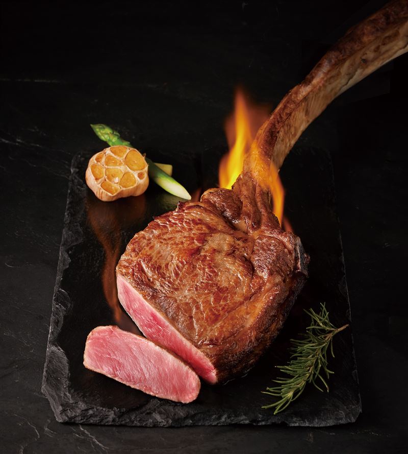 王品牛排「澳洲穀飼厚切戰斧牛排 36oz」肉控滿足。(圖／王品牛排提供）