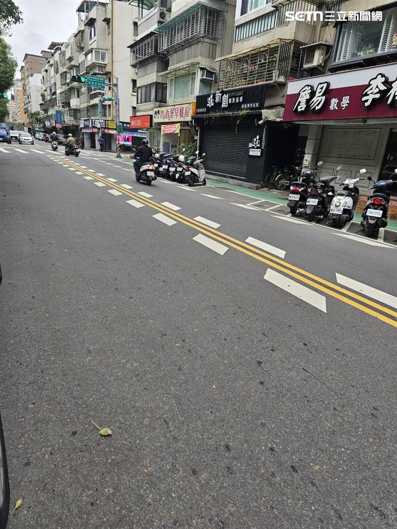 「視覺化減速標線」是依交通部《道路交通標誌標線號誌設置規則》第159-1條設置，主要用在容易超速、容易發生事故的路段。（圖／讀者提供）