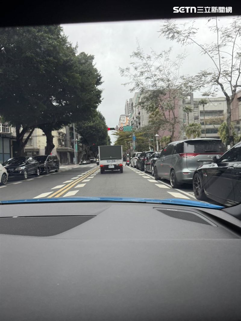 有民眾在台北市街巷發現，雙黃線旁、停車格邊緣多了一塊一塊白色方格，卻沒有標示用途，讓他開車時心驚膽跳，深怕一不小心就違規、還可能被檢舉。（圖／讀者提供）