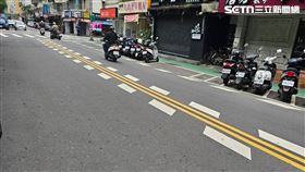 有民眾在台北市街巷發現，雙黃線旁、停車格邊緣多了一塊一塊白色方格，卻沒有標示用途，讓他開車時心驚膽跳，深怕一不小心就違規、還可能被檢舉。（圖／讀者提供） 