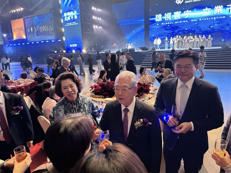 慰勞科技人辛勞，金寶集團旺年會21日席開360桌，重金禮聘君品酒店外燴，端出龍蝦、鮑魚、龍虎斑與哈根達斯等佳餚。現場豪撒1,000萬總獎金，最大獎10萬現金，許勝雄董事長親臨與員工同樂。（圖／記者師瑞德攝影）