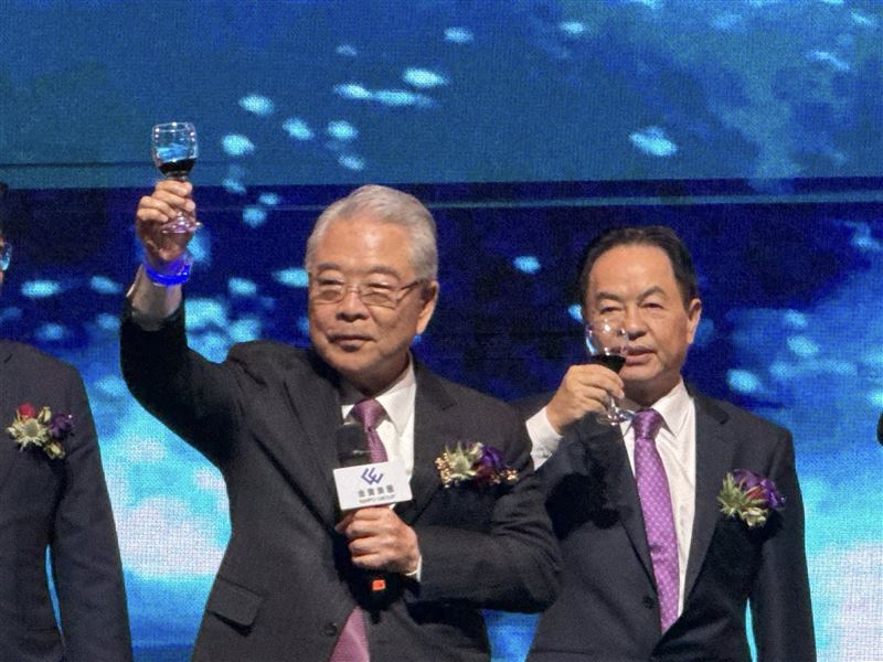 慰勞科技人辛勞，金寶集團旺年會21日席開360桌，重金禮聘君品酒店外燴，端出龍蝦、鮑魚、龍虎斑與哈根達斯等佳餚。現場豪撒1,000萬總獎金，最大獎10萬現金，許勝雄董事長親臨與員工同樂。（圖／記者師瑞德攝影）